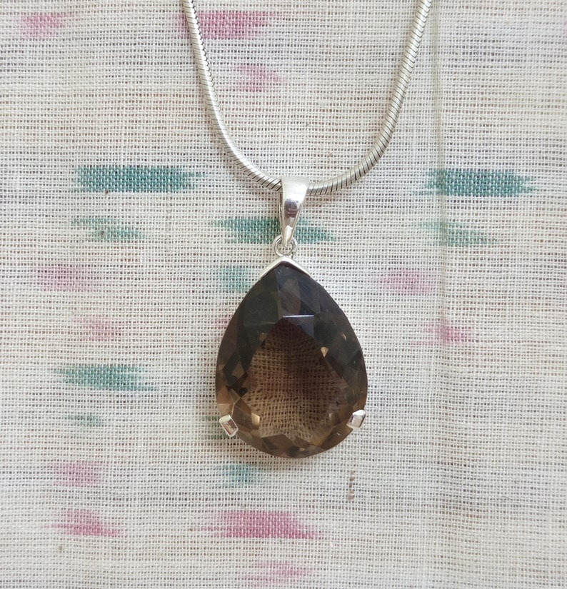 2.55 carat gorgeous, sparling topaz pendant